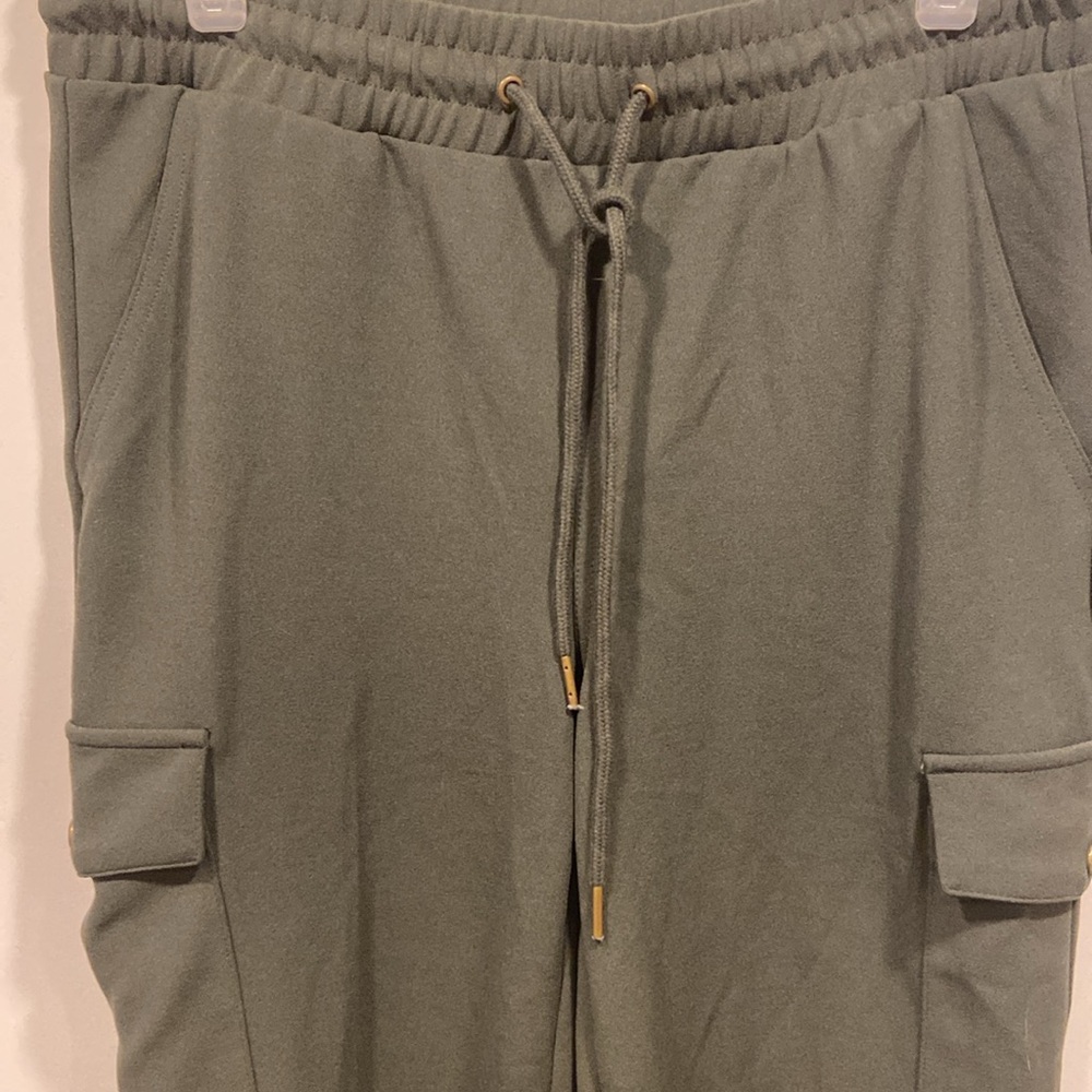 Green pants - Picture 2 of 5